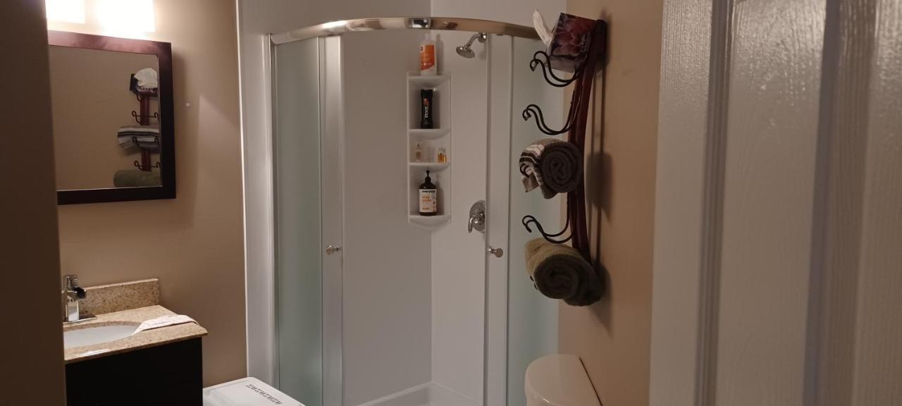 680 Sq Ft Private Space With Ensuite Bathroom YYC Exteriér fotografie